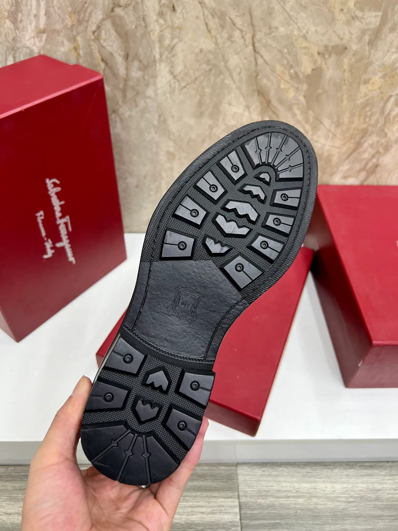 Original order quality: Men's shoes 💰700 Brand: Ferragamo (Ferragamo) One size larger: Men's size 38-44 (45 customized) Grade: Same style as the official website High-end men's shoes Material: Original cowhide, cowhide lining, original outsole Style category: Chelsea men's boots Fashion trend Color: Actual picture